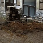 a budapesti társasház parkolójában a favágók tuskómaró géppel kimarták a fatuskót
